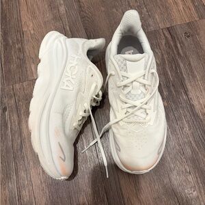 Hoka Clifton 10 in White Size 7 Women’s / 5.5Y